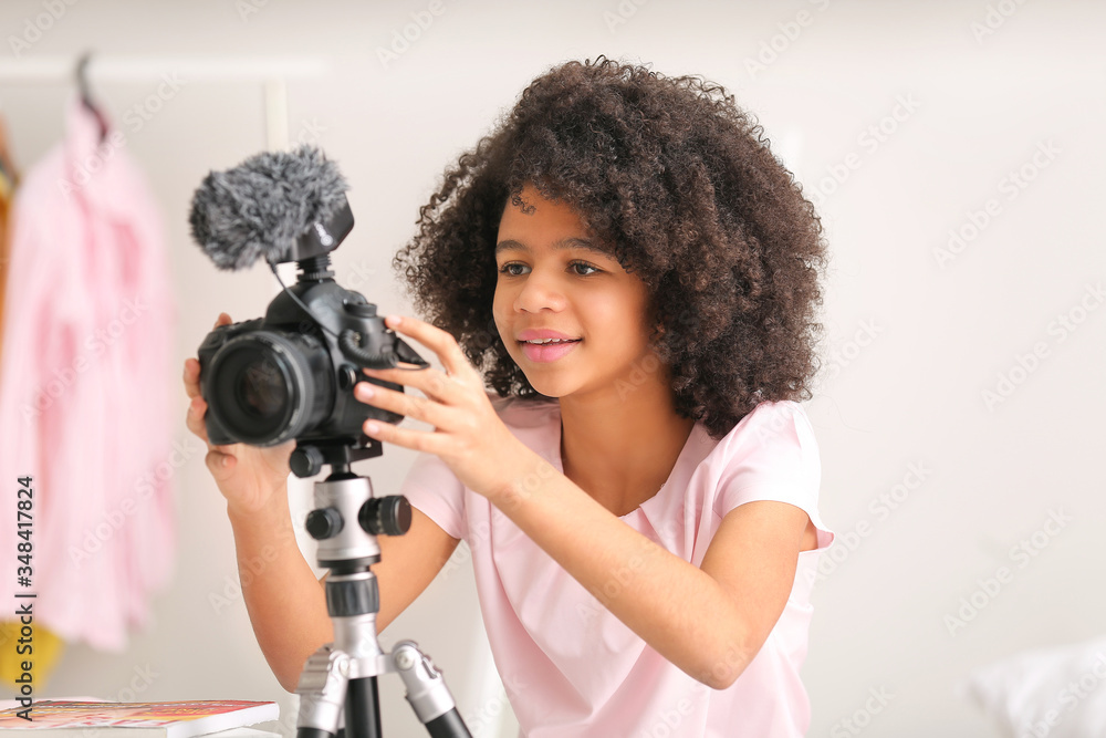 非裔美国青少年博主调整相机在家录制视频