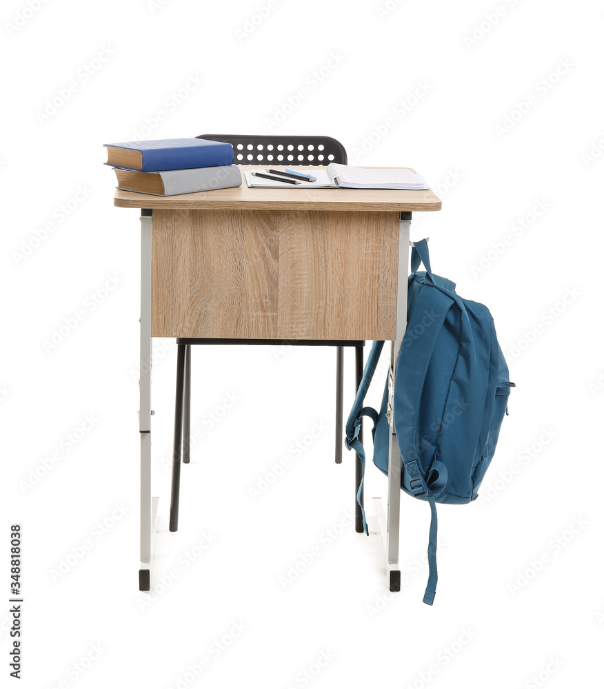 白色背景带椅子和背包的学校办公桌