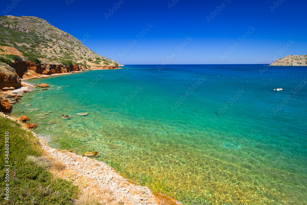 希腊克里特岛海岸线米拉贝洛湾的Turquise水域