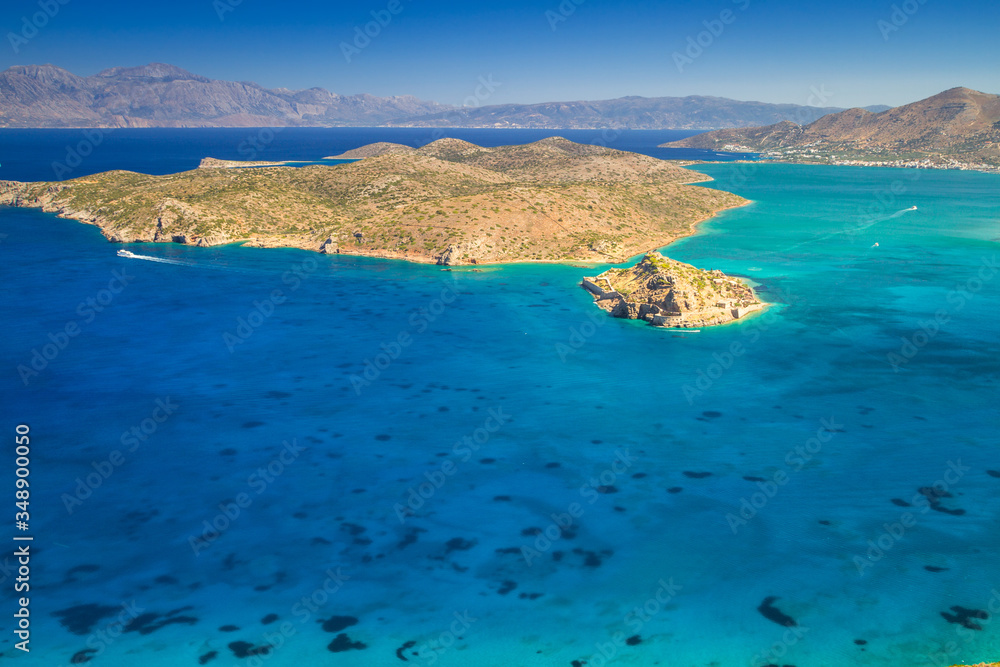 希腊克里特岛海岸线米拉贝洛湾的Turquise水域