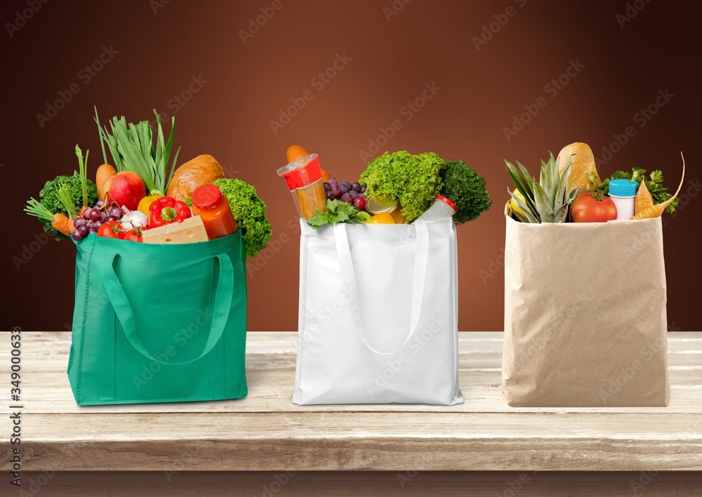 装满各种蔬菜的购物袋