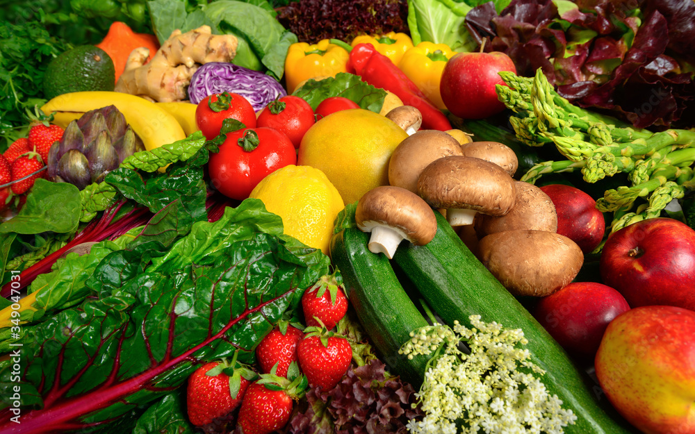 水果和蔬菜的排列有许多令人食欲的颜色，邀请人们过上健康的植物生活