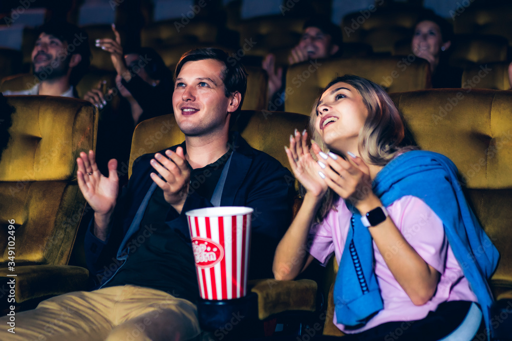 一群观众在电影院观看电影。集体娱乐活动和娱乐
