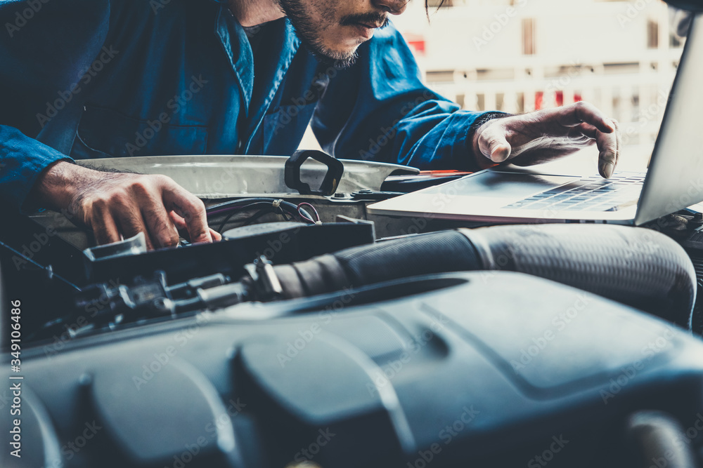 在汽车修理厂提供汽车维修和保养服务的专业机械师。汽车服务业务