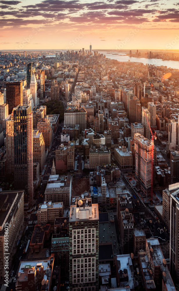 日落时分的纽约天际线与城市摩天大楼