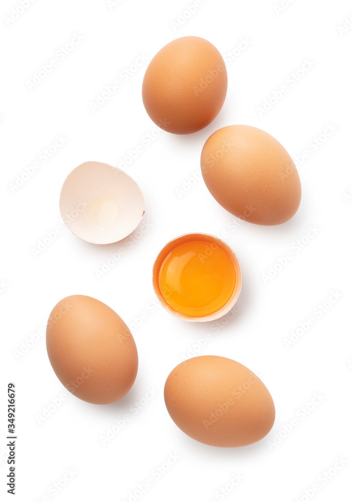 放在白色背景上的鸡蛋和碎鸡蛋