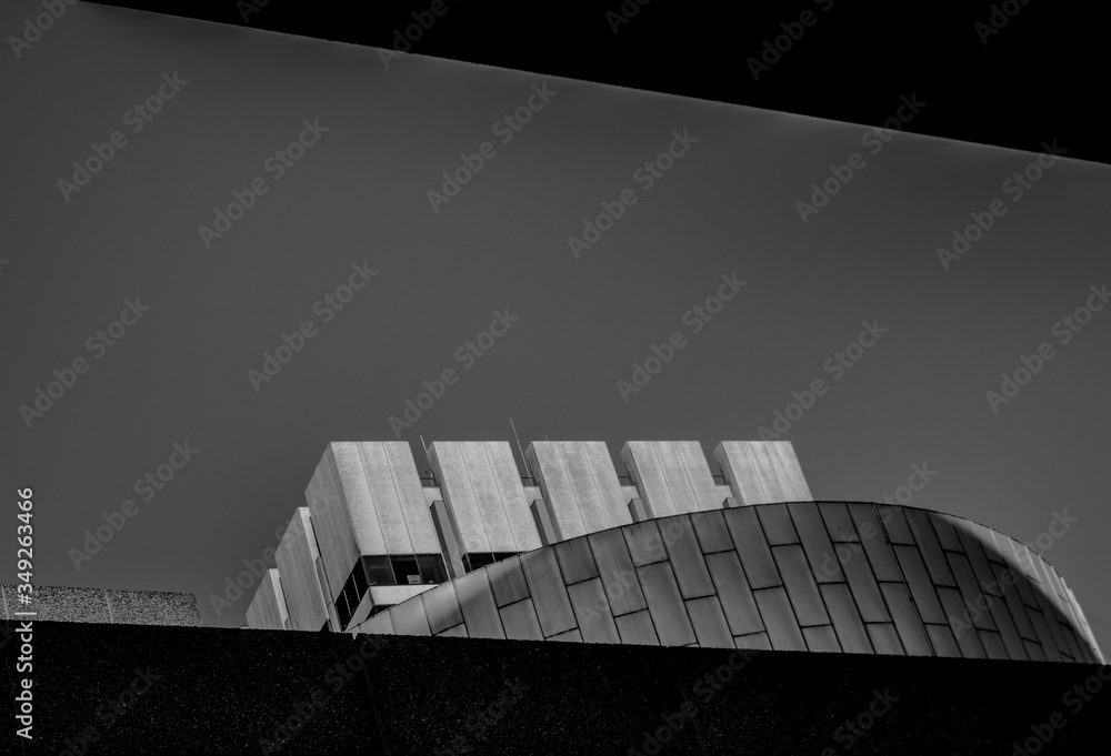 球体上的立方体。两栋不同建筑的黑白照片，一栋呈正方形。