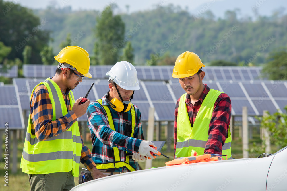 亚洲工程师，正在检查太阳能发电厂、纯能源、可再生能源的设备