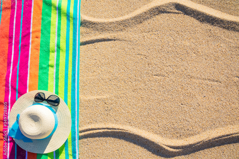 沙滩上从上方拍摄的带帽子的沙滩巾，炎热的夏日配饰，度假de