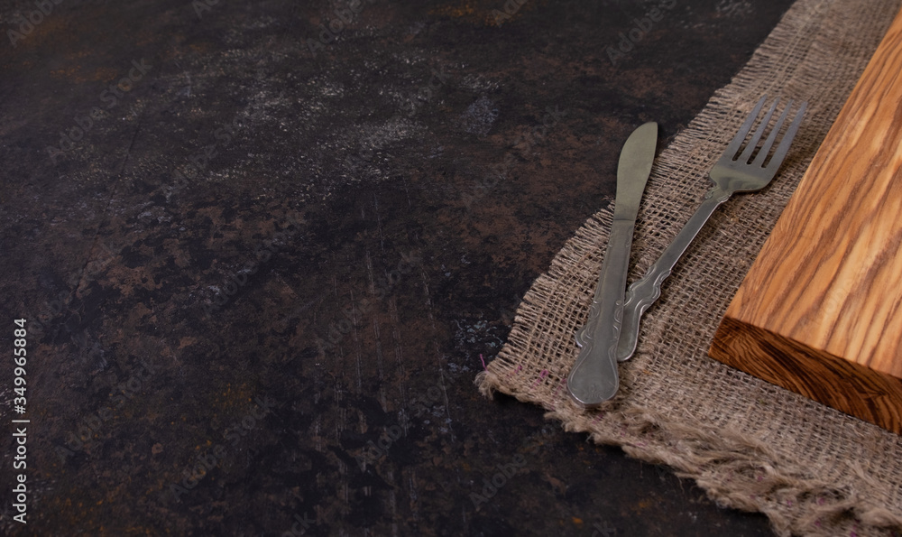 旧砧板，棕色旧桌子上有餐巾，俯视图