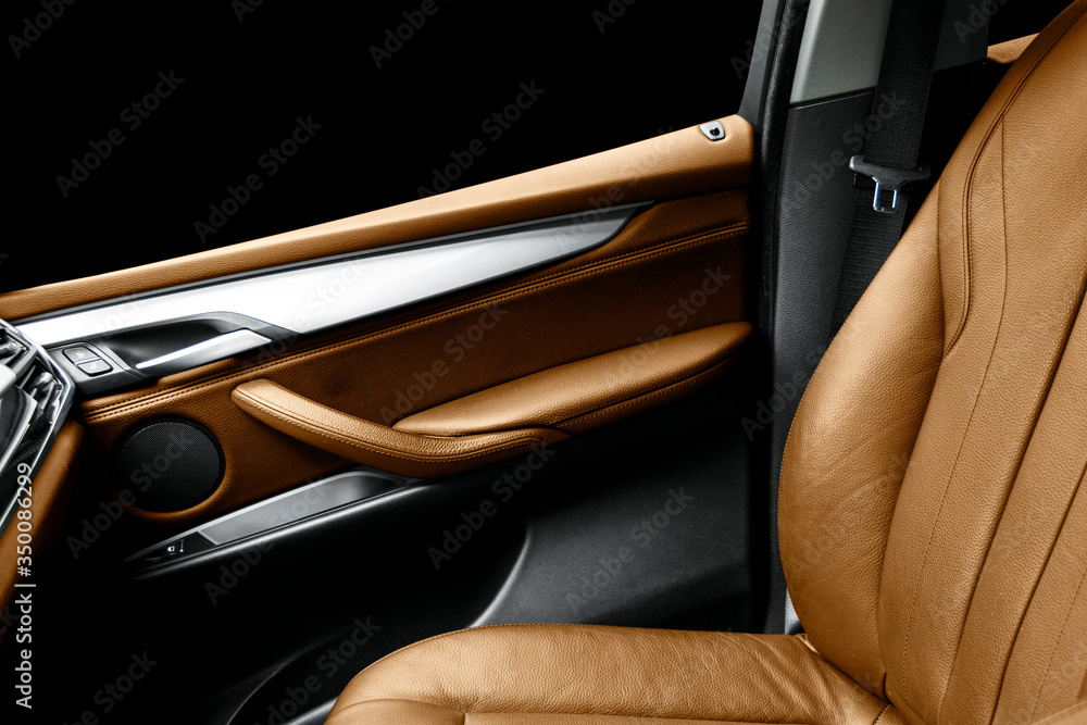 豪华现代汽车的棕色皮革内饰。带sti的穿孔棕色皮革舒适座椅