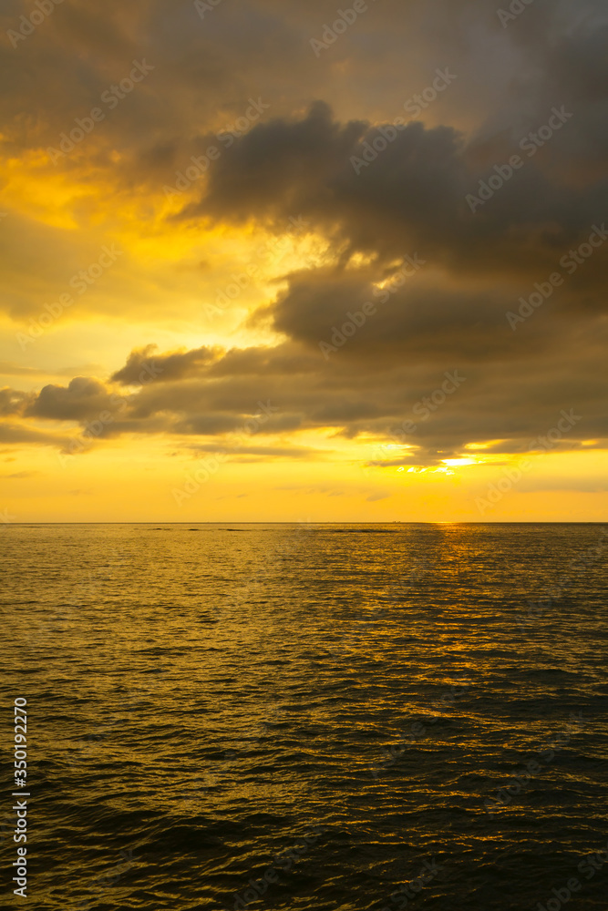 泰国安达曼海上令人惊叹的日落
