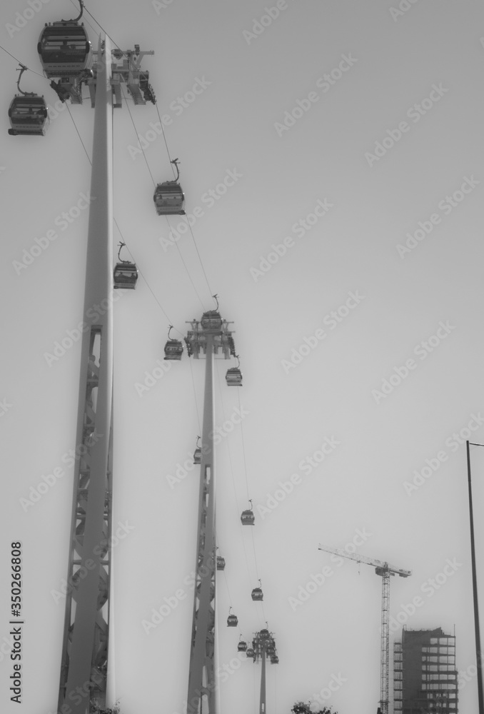 缆车。城市中心缆车的黑白照片。