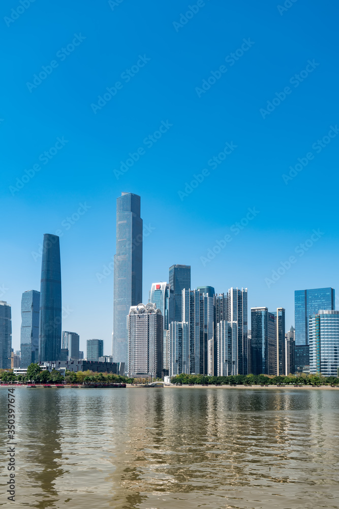 中国广州现代建筑的天际线……