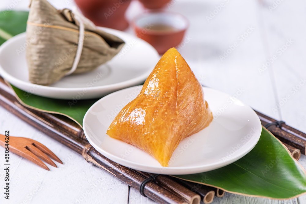 碱性粽子-中国传统甜食水晶食品，装在盘子里吃龙