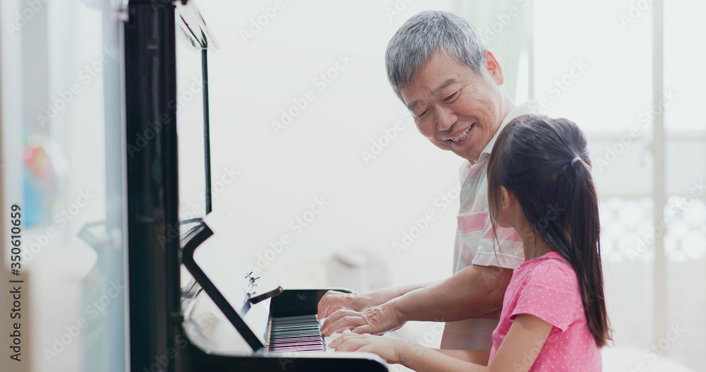 爷爷教女孩弹钢琴