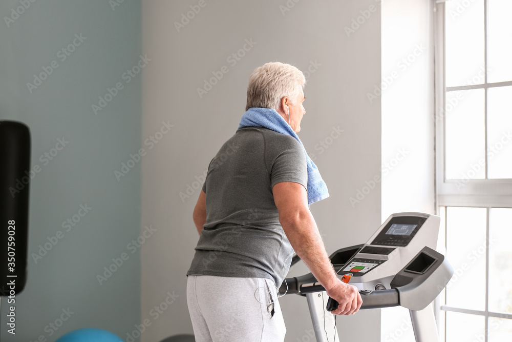 老年人在健身房跑步机上训练