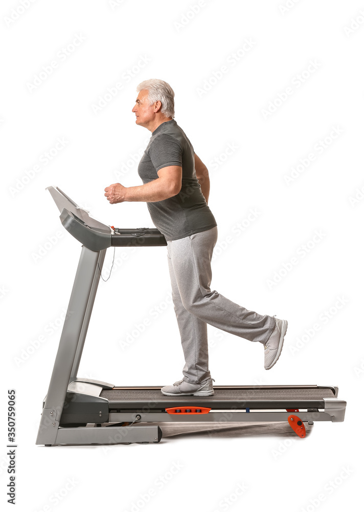 老年人在白色背景下在跑步机上训练
