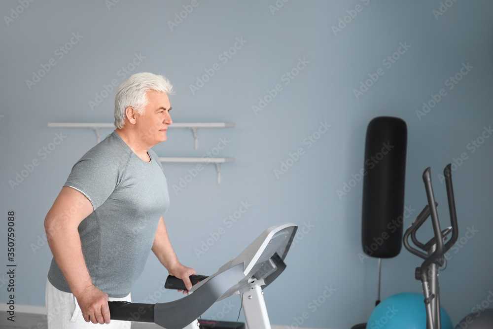 老年人在健身房跑步机上训练