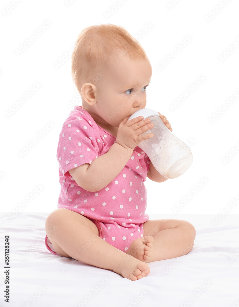 可爱的小婴儿，白色背景下有一瓶牛奶