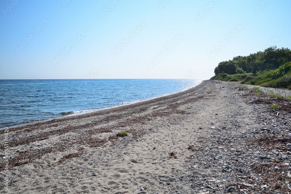 希腊爱琴海萨莫特拉基Therma海滩多云的夏日