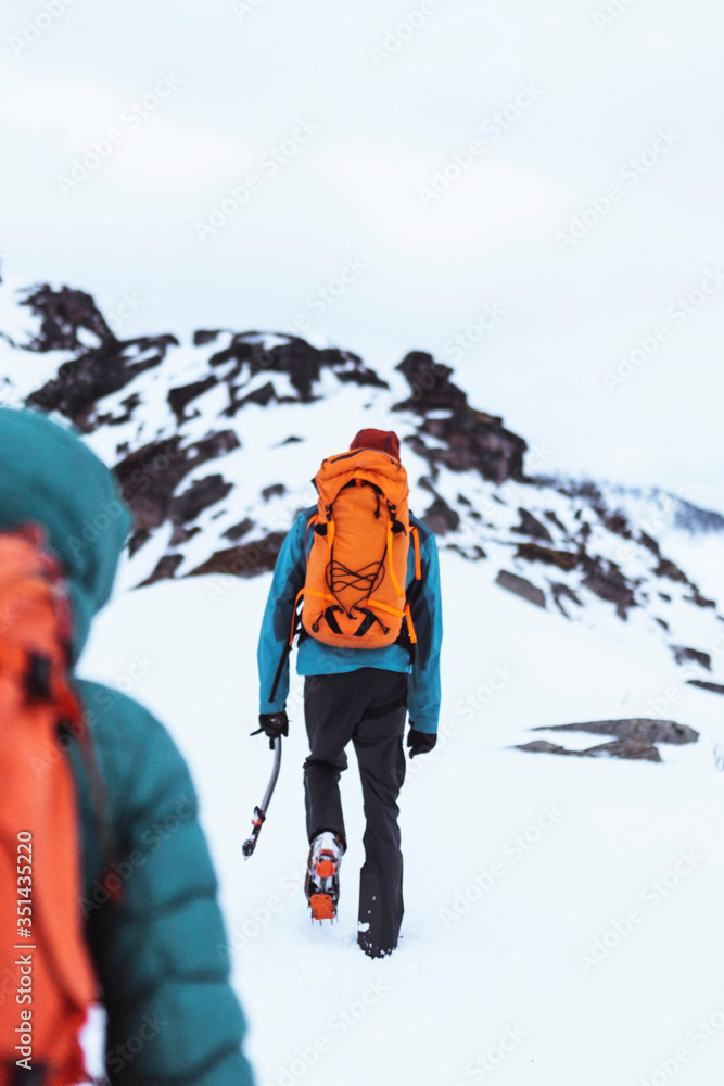 挪威塞格拉山徒步旅行的背包客