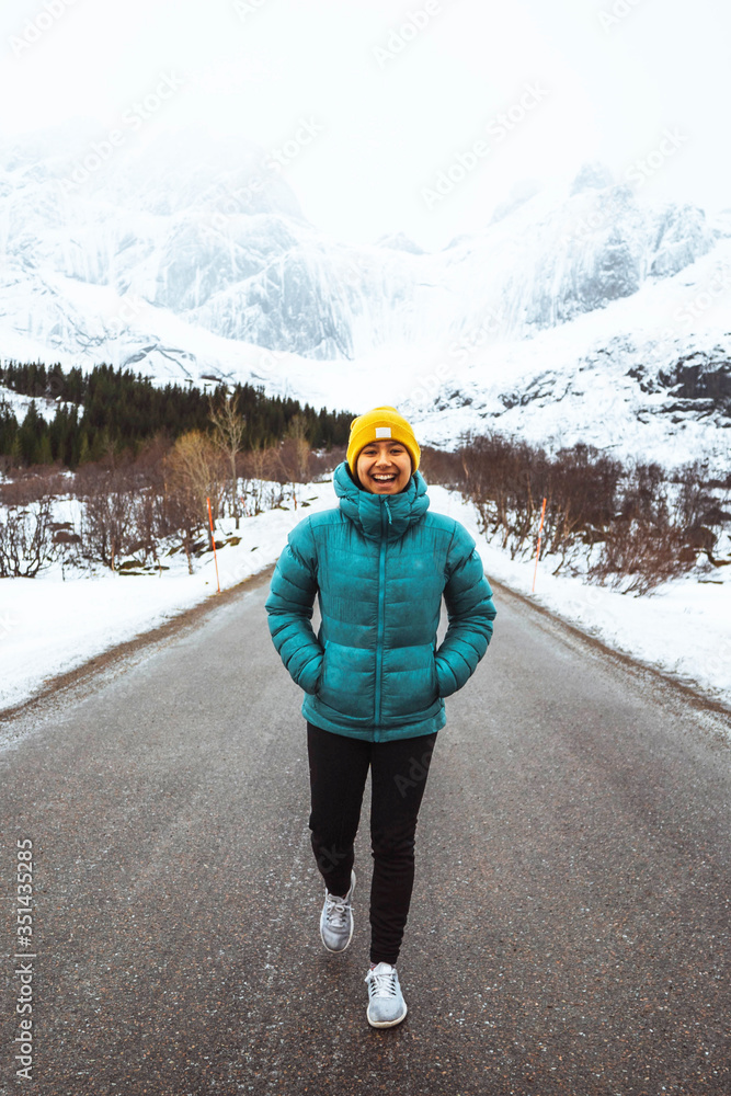 挪威年轻女子徒步旅行