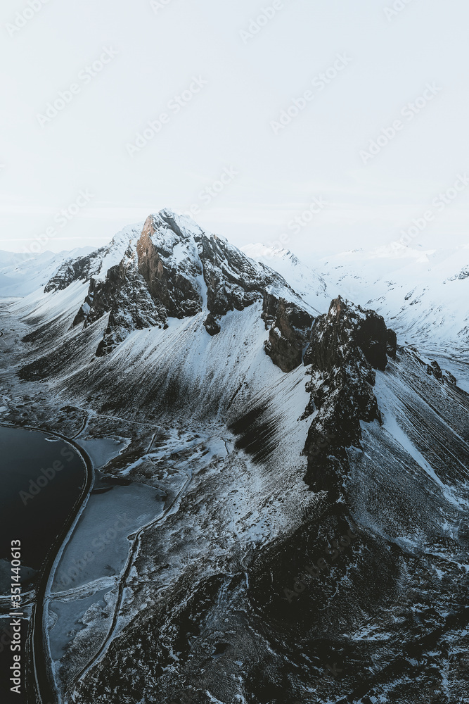 冰岛被雪覆盖的埃斯特拉霍恩山的无人机视图