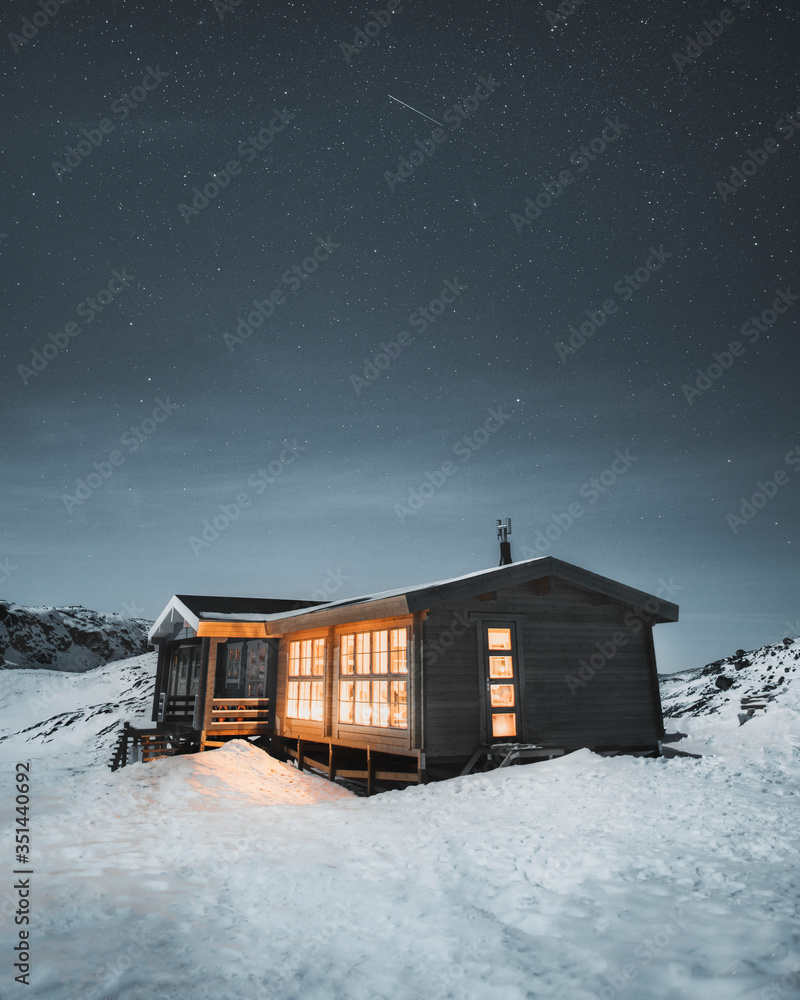 来自格陵兰岛偏远荒野中一间木屋的灯光