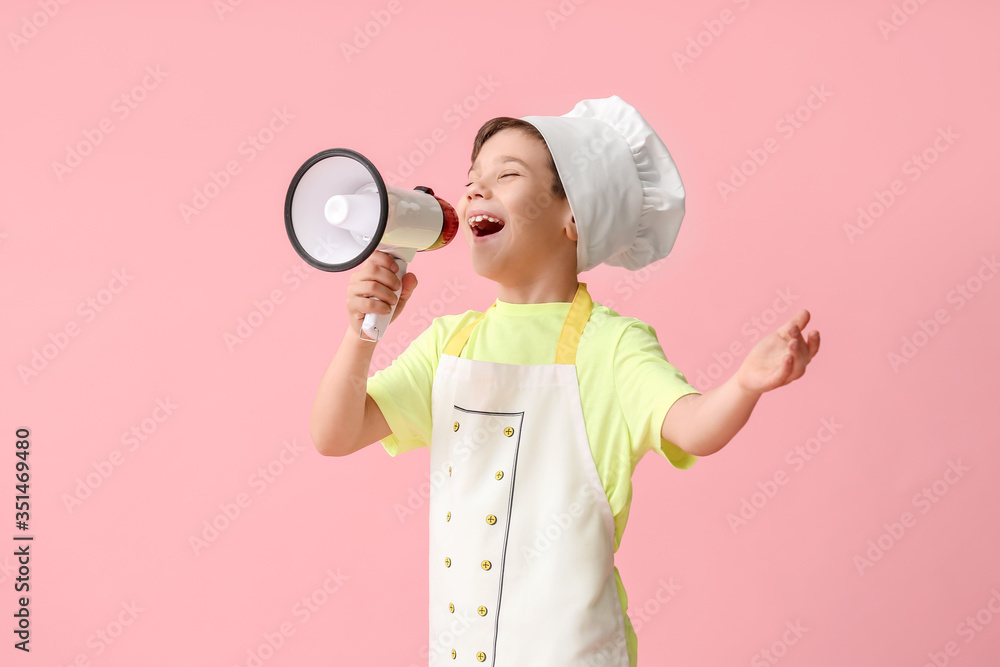 彩色背景带扩音器的小厨师肖像