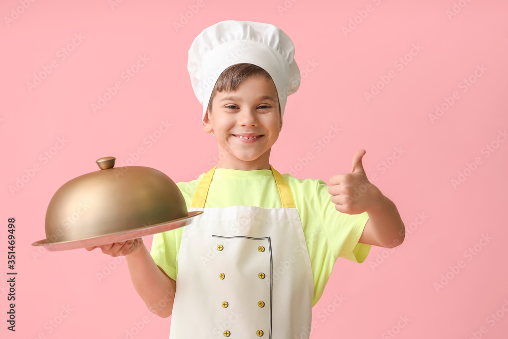 小厨师在彩色背景上竖起大拇指的肖像