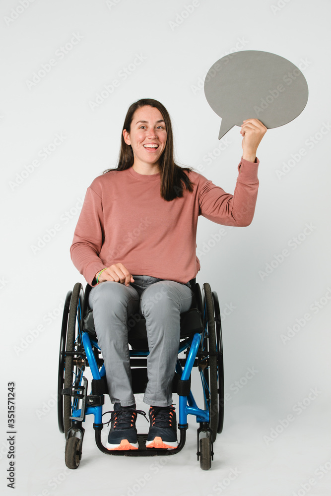 坐在轮椅上的酷女人展示演讲气泡