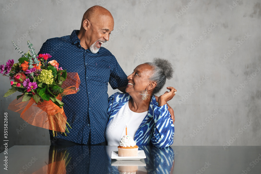一对非洲裔美国人携鲜花庆祝结婚周年