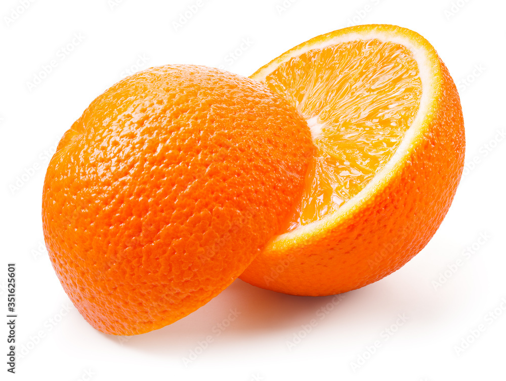 分离的橙色水果。半分离的橙色切片。在白色上半分离的橙子。全深度的切片