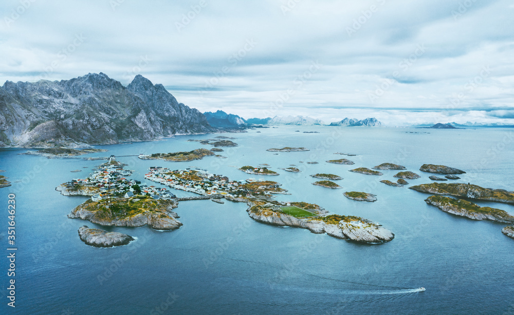 挪威罗弗敦群岛鸟瞰Henningsvaer村美丽的旅游目的地无人机陆地