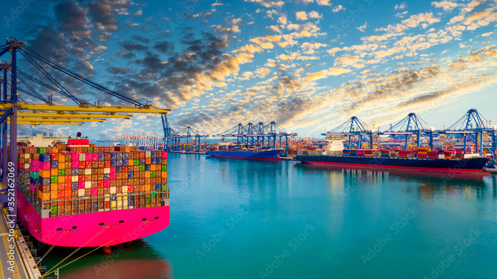 集装箱船在深海港口卸货，全球商务物流进出口货运t
