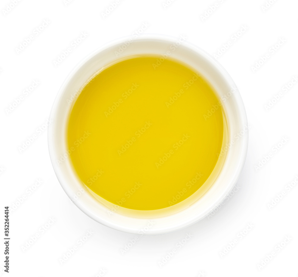 一碗橄榄油或植物油，白色隔离。油的俯视图。