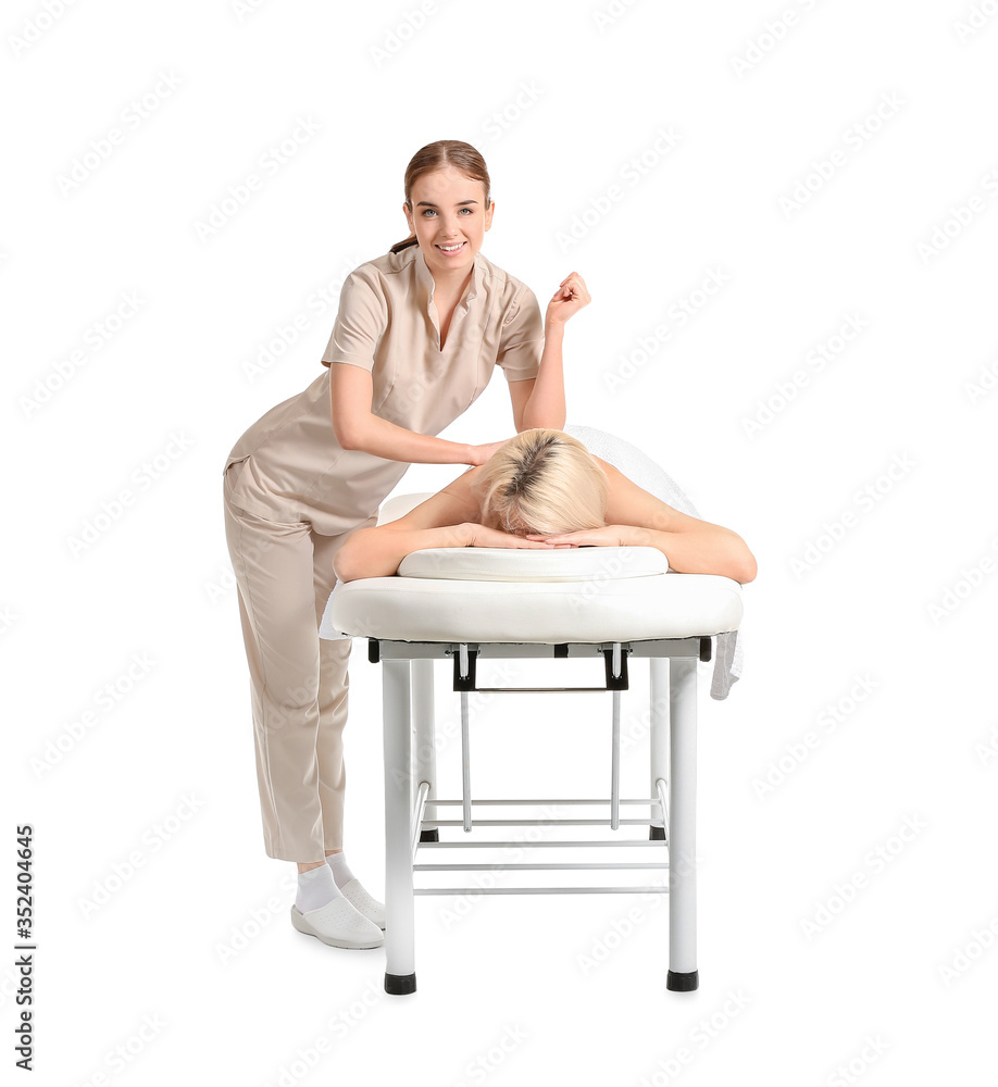 按摩治疗师在白色背景下与女性患者合作