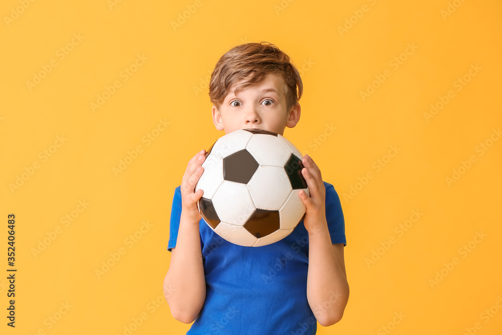 可爱的小男孩，彩色背景上有足球