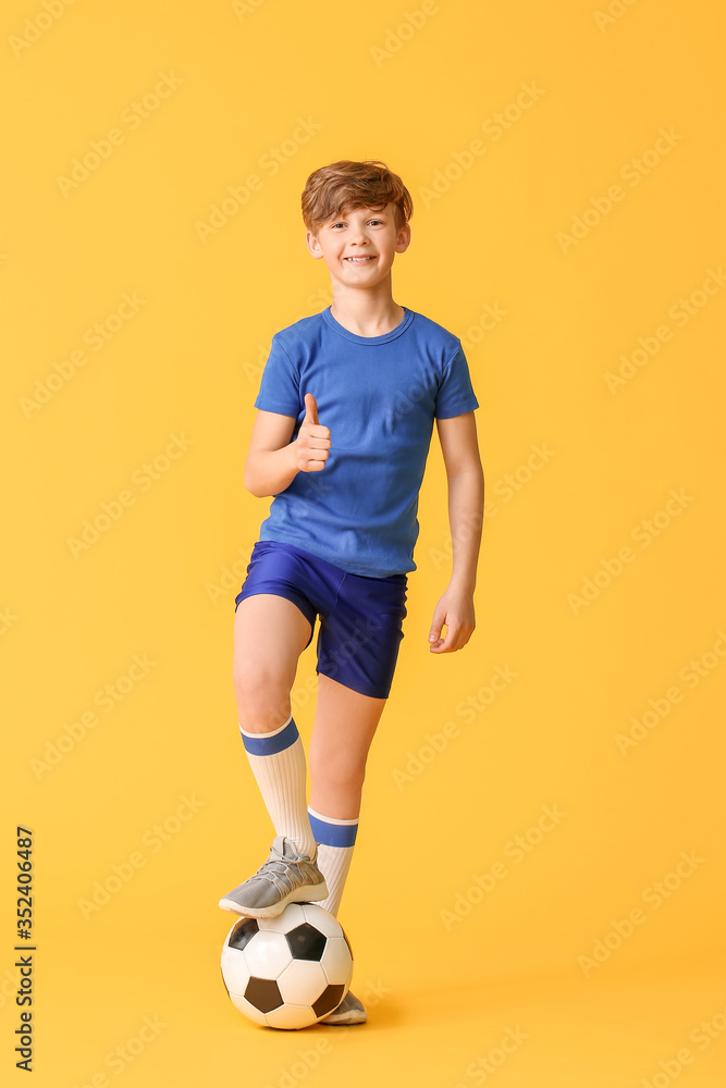 可爱的小男孩，彩色背景上有足球