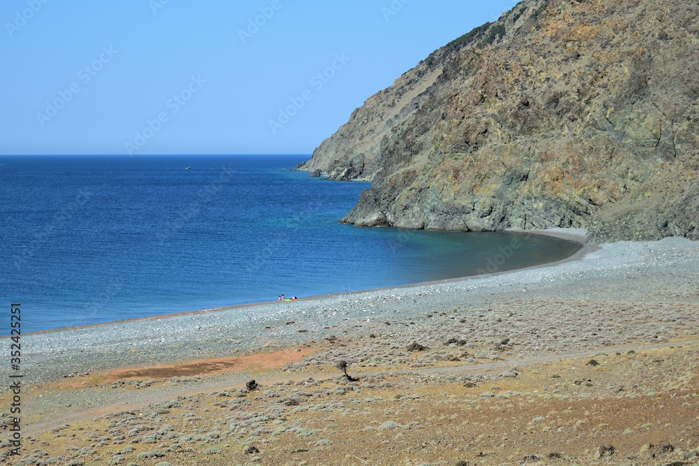 大海的岩石海岸-希腊爱琴海萨莫特拉基萨莫特拉斯岛的野生和美丽的Kipos海滩