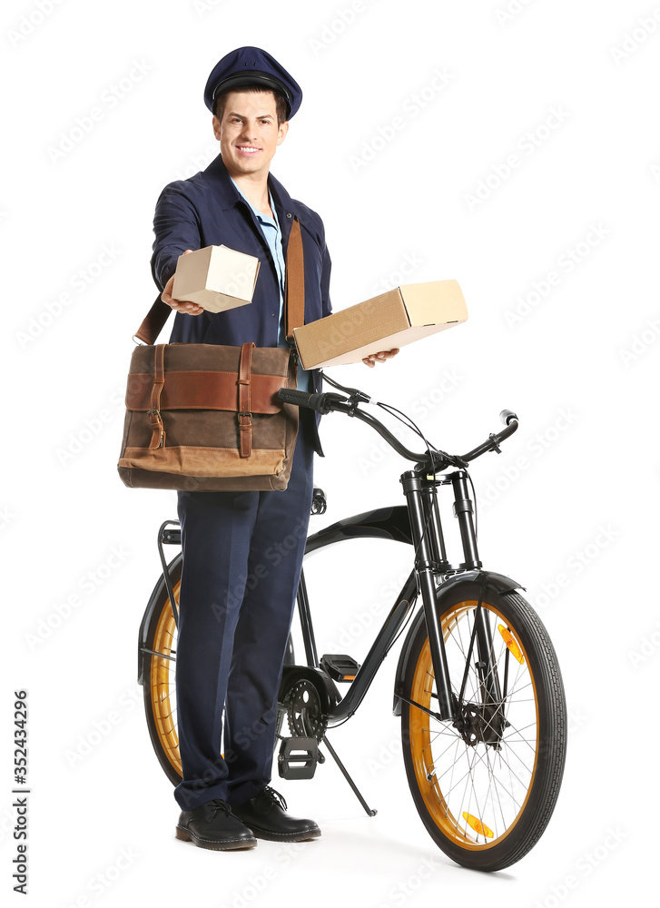 白底骑自行车的英俊年轻邮递员