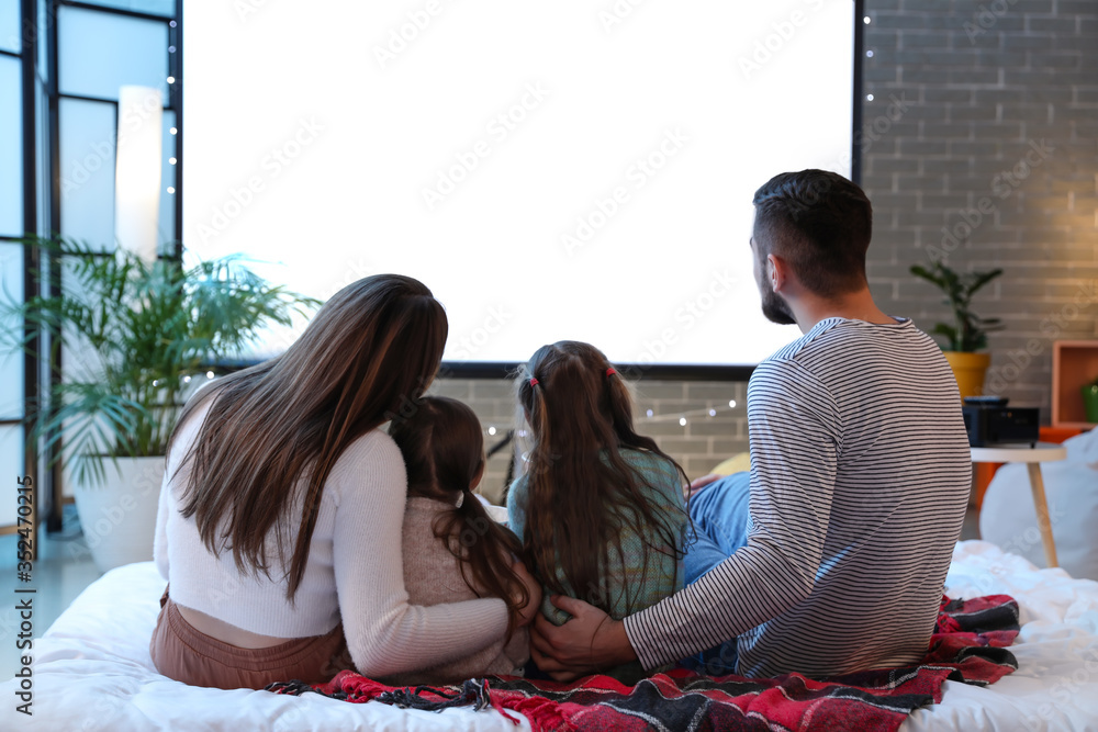 年轻的一家人在家看电影