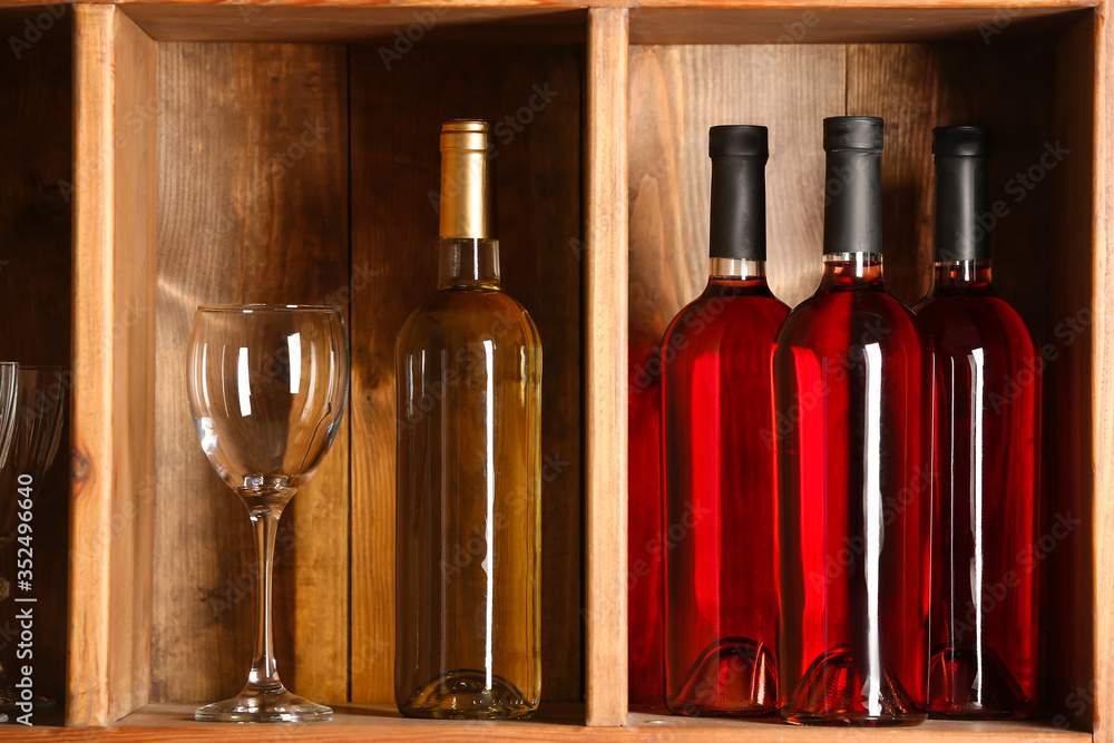 酒窖里的葡萄酒和玻璃瓶