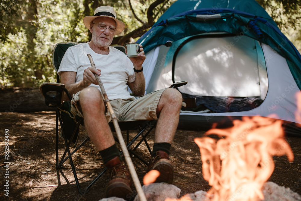 老年人在露营地休闲