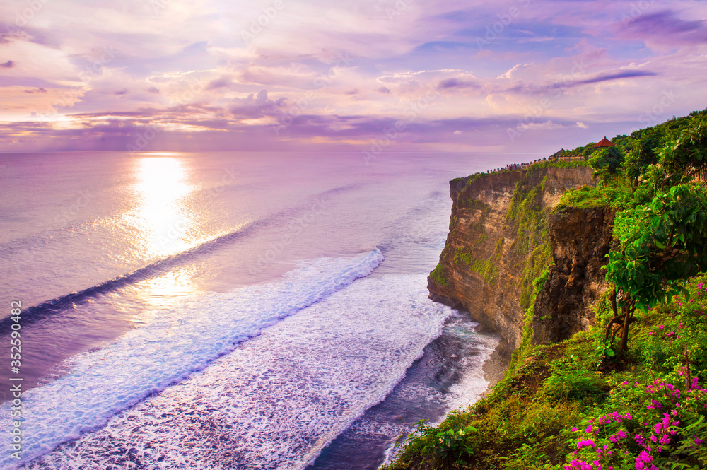 印度尼西亚巴厘岛乌鲁瓦图悬崖景观，带凉亭和蓝色大海