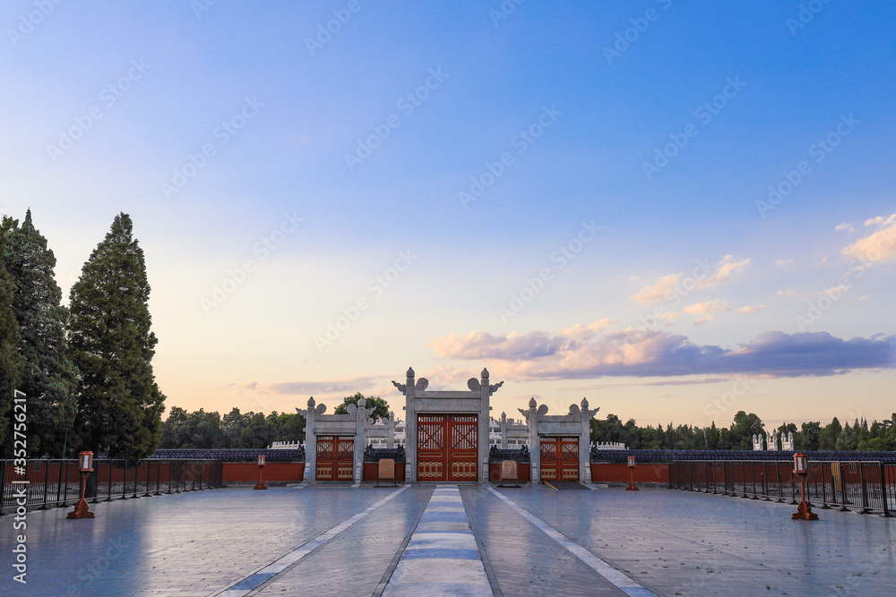 中国北京天坛公园圆丘坛的日落风景。北京的圆丘坛