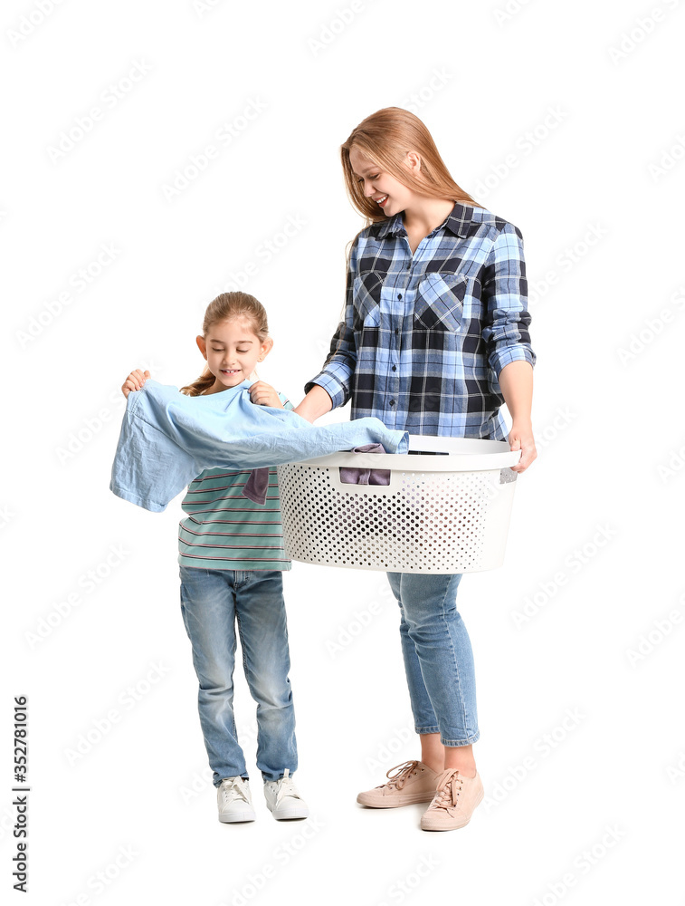 母亲和小女儿在白色背景下洗衣服