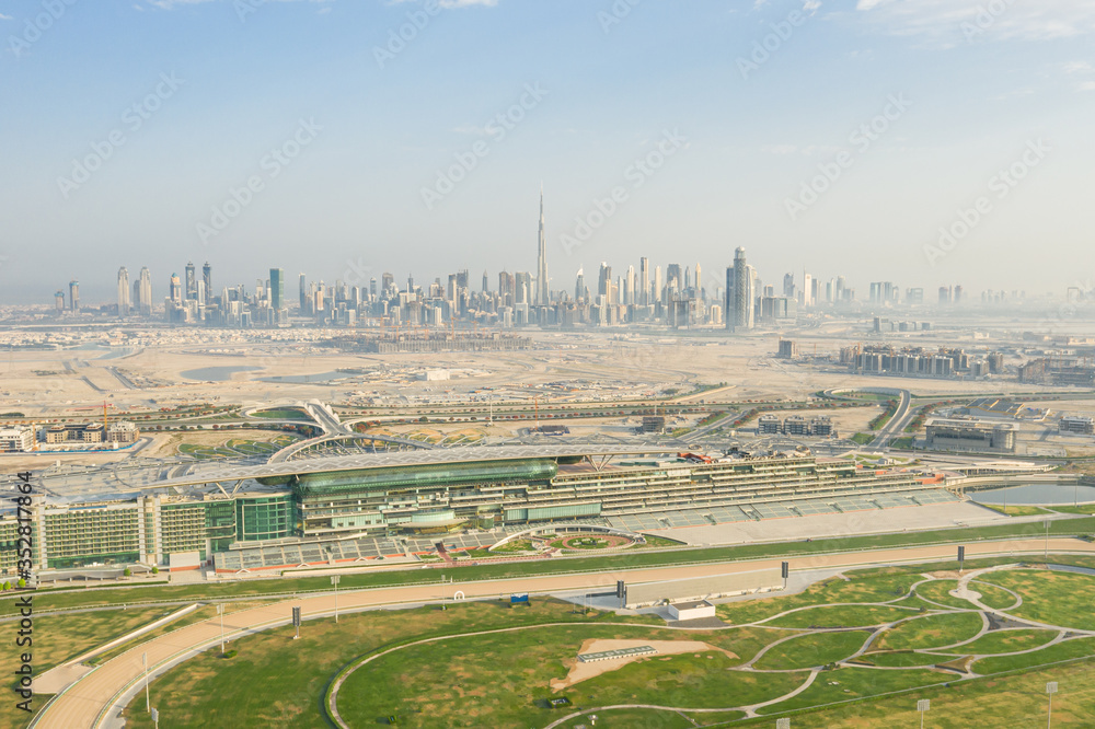 从迈丹赛车场俯瞰迪拜市中心的天际线。