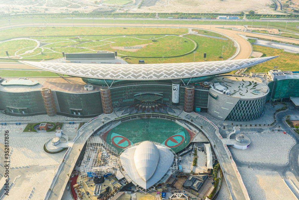 日出时迈丹赛马场综合体的鸟瞰图。阿联酋迪拜。